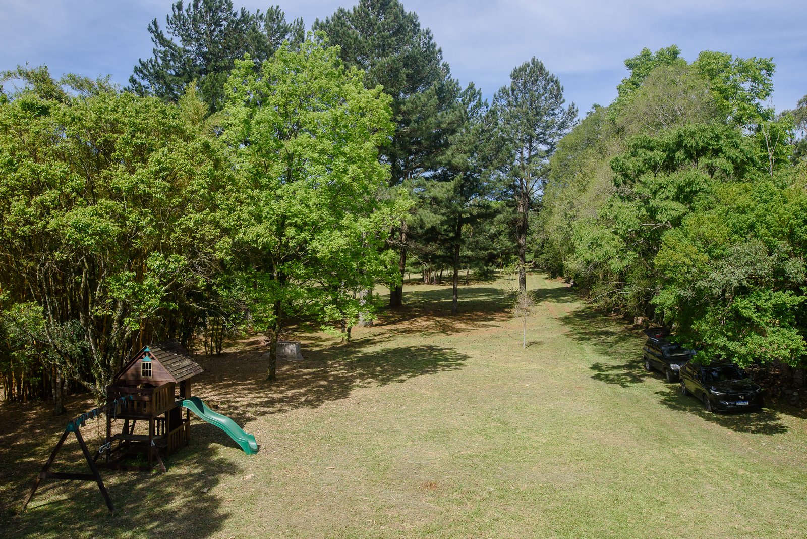 Jardim interno com bancos